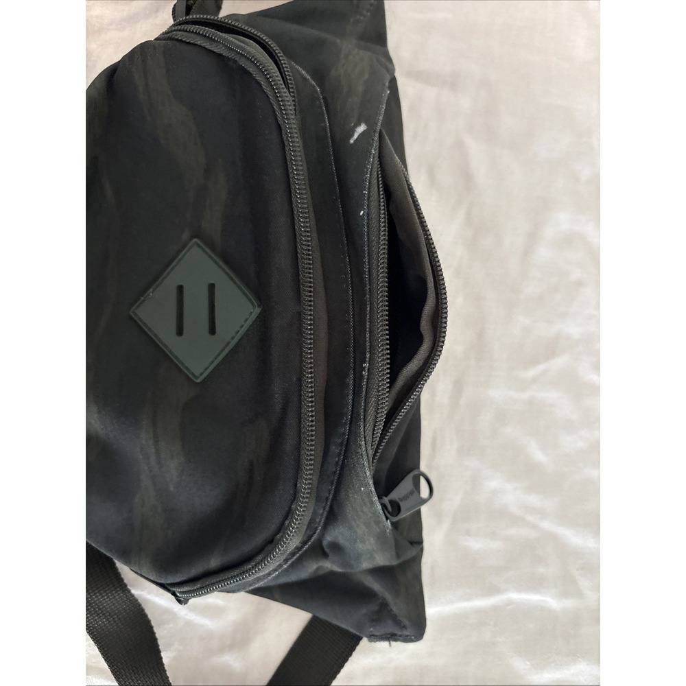 Dickies Fanny Pack Camouflage Pattern With Three Zipper Compartments - Picture 6 of 8